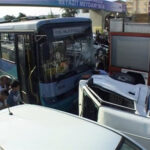 Minibüsten fırlayan yaralılar yola saçıldı! 13