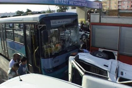 Minibüsten fırlayan yaralılar yola saçıldı! 26