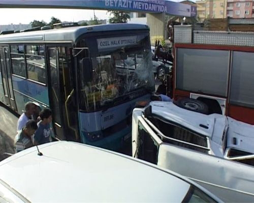 Minibüsten fırlayan yaralılar yola saçıldı! 11