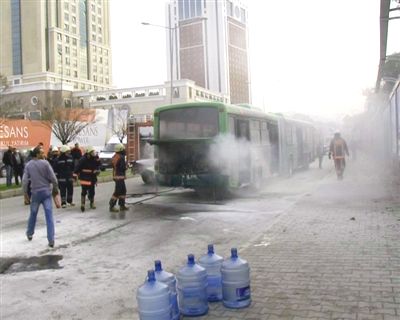 Yanan otobüse damacanalı müdahale 11
