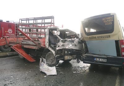 Yolcu indiren minibüse kamyonet çarptı 25