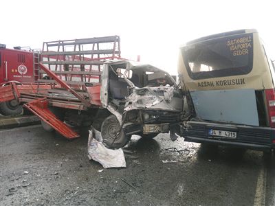 Yolcu indiren minibüse kamyonet çarptı 11