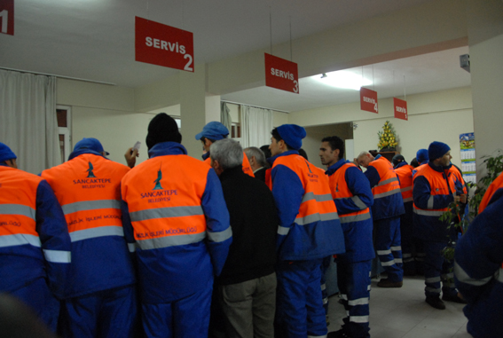 Maaşlarını alamayan belediye çalışanları noter yolunu tuttu 11