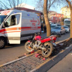 Motosikletiyle ağaca çarpan genç öldü 12