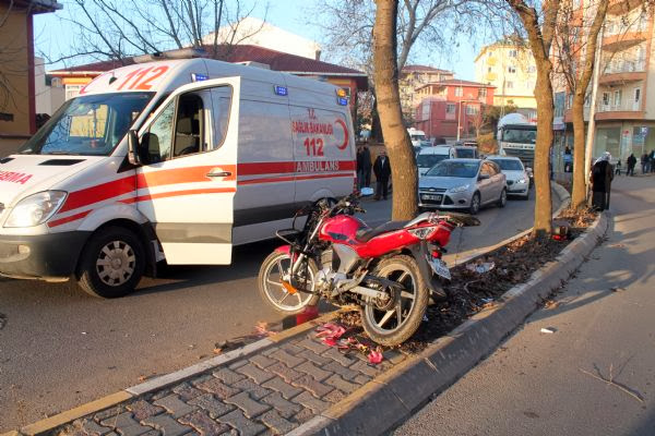 Motosikletiyle ağaca çarpan genç öldü 11