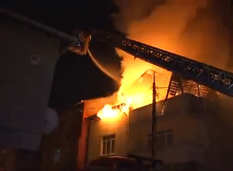 Elektrik direğinden sıçrayan kıvılcım yangına sebep oldu 11