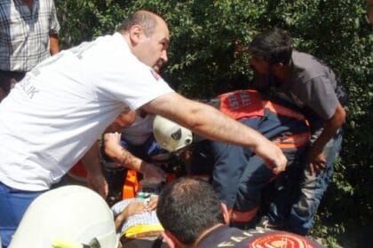 Kamyoneti şarampole yuvarlayıp kaçtılar 19