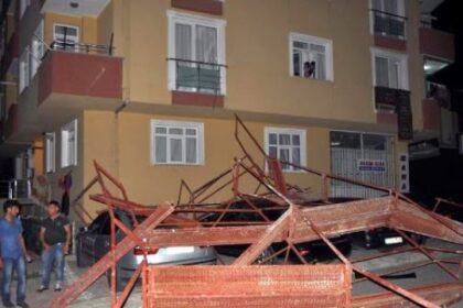 Park halindeki araçlar çöken iskelenin altında kaldı 27