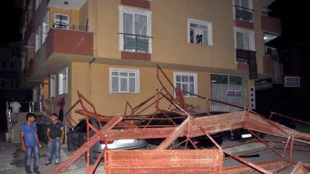 Park halindeki araçlar çöken iskelenin altında kaldı 11