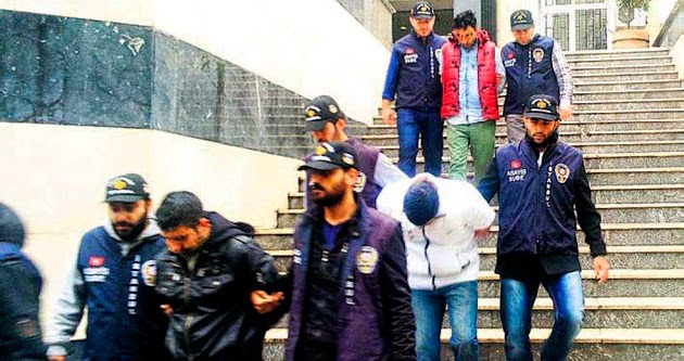 Evdeki perdeden ampule kadar her şeyi çalıyorlar 11