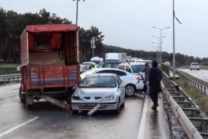 TEM bağlantı yolunda kaza: 10 araç birbirine girdi! 25