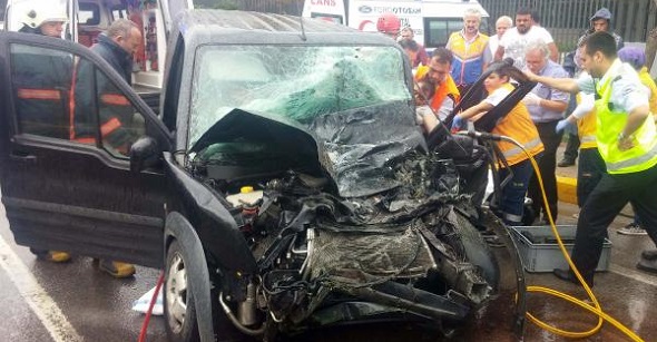 Yağmurla kayganlaşan yolda feci kaza 11