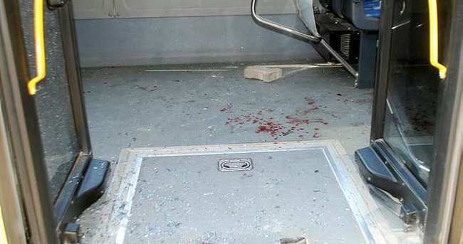 Seyir halindeki İETT otobüsüne taşlı saldırı 11