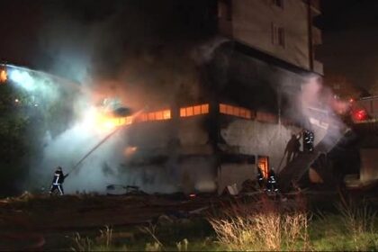 Sancaktepe'de yatak imalathanesinde yangın 25