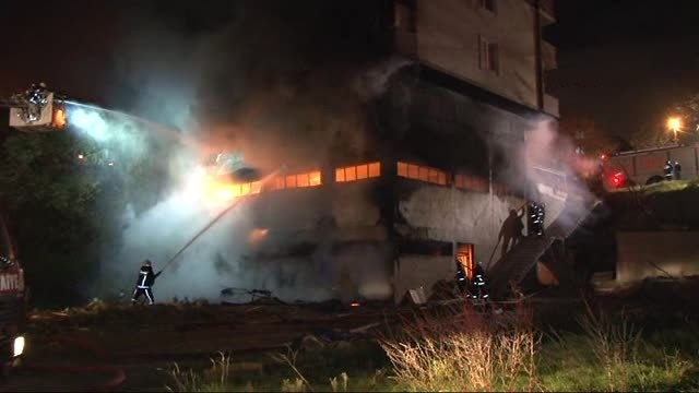 Sancaktepe'de yatak imalathanesinde yangın 11