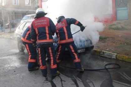 Sancaktepe'de oto yangını 23
