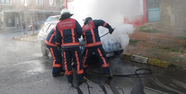 Sancaktepe'de oto yangını 11
