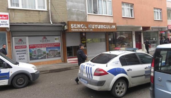 Silahlı, maskeli 3 kişi, kuyumcuyu soyup kaçtı! 11