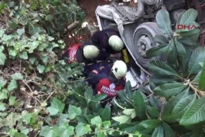 Freni boşalan kamyonet bahçeye uçtu! 1 ölü! 44