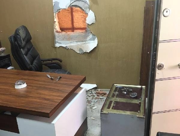 Duvarı deldiler, 40 bin lirayı çaldılar 11