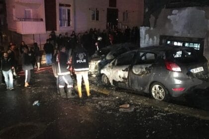 Park halindeki 3 araç bilinmeyen bir nedenle yandı 22