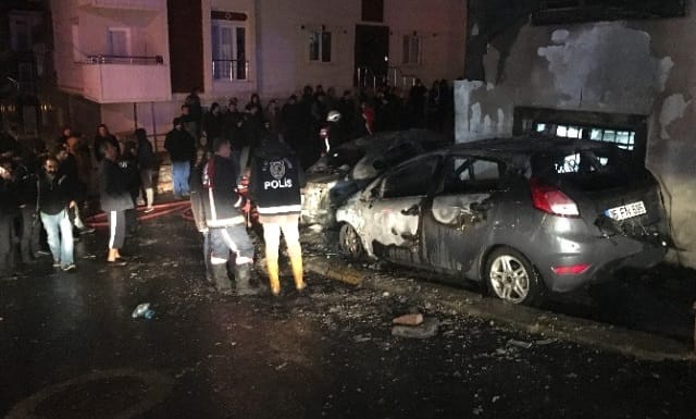 Park halindeki 3 araç bilinmeyen bir nedenle yandı 11