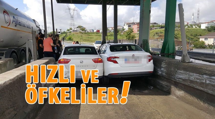 Şaka gibi kaza: İnatçı sürücüler gişede sıkıştı! 20 Şaka gibi kaza: İnatçı sürücüler gişede sıkıştı! 7