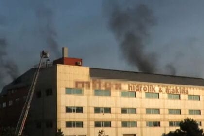 Fabrikada çıkan büyük yangın panik yarattı 23