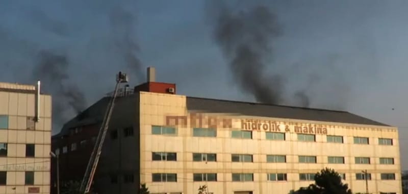 Fabrikada çıkan büyük yangın panik yarattı 11
