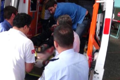 Kavgayı ayırmak isteyen polis bacağından bıçaklandı 23