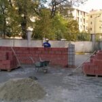 Okul bahçesine örülen duvar tepki çekti 12