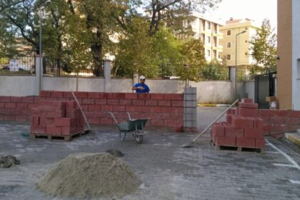 Okul bahçesine örülen duvar tepki çekti 18