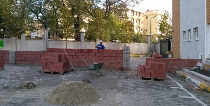 Okul bahçesine örülen duvar tepki çekti 11