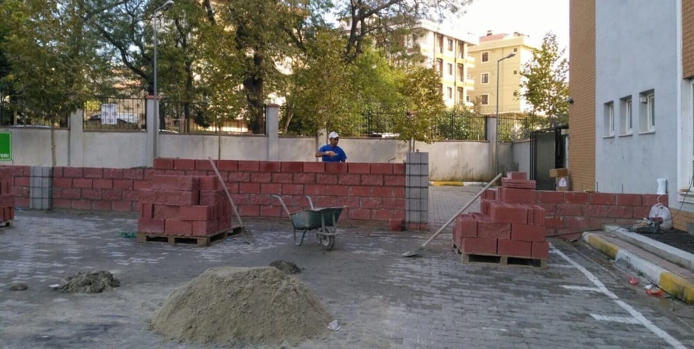 Okul bahçesine örülen duvar tepki çekti 20 Okul bahçesine örülen duvar tepki çekti 7