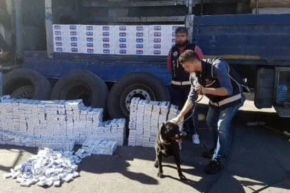 Yok artık! Tırın tekerleklerinden binlerce kaçak sigara çıktı 28