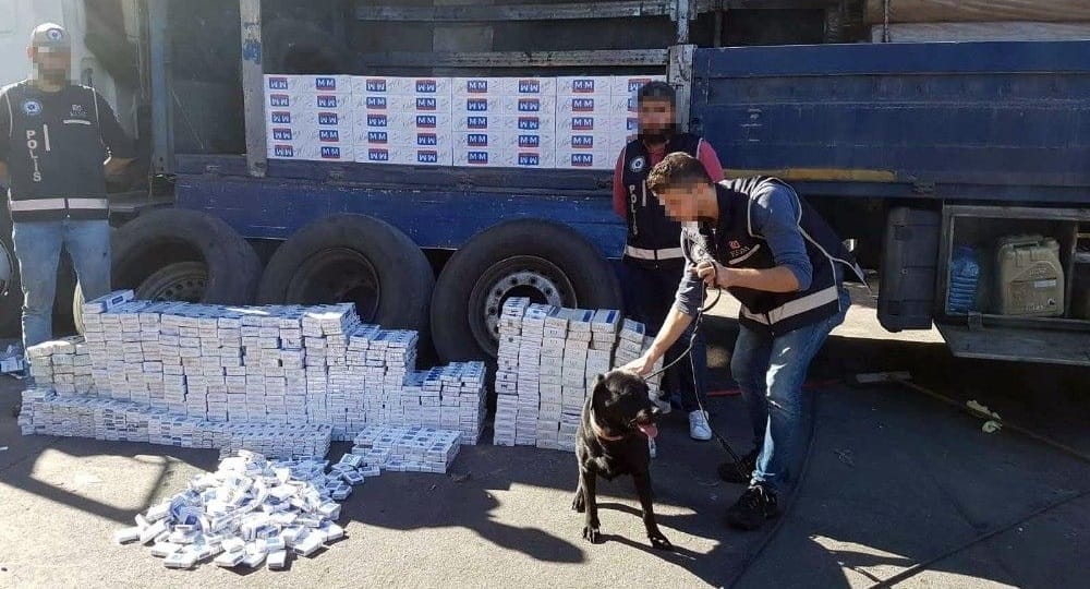 Yok artık! Tırın tekerleklerinden binlerce kaçak sigara çıktı 20 Yok artık! Tırın tekerleklerinden binlerce kaçak sigara çıktı 7
