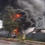 Plastik deposunda çıkan yangın güçlükle söndürüldü 13