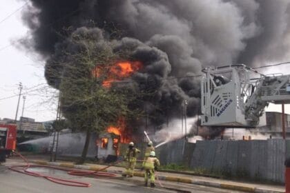 Plastik deposunda çıkan yangın güçlükle söndürüldü 23