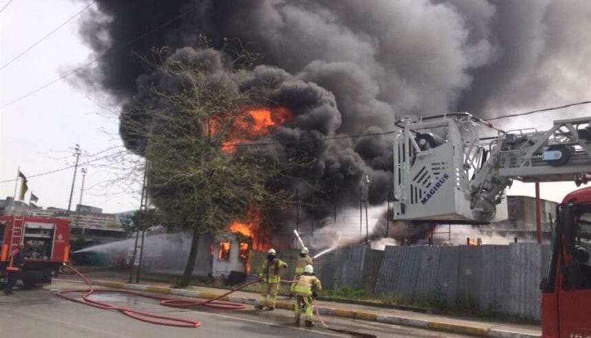 Plastik deposunda çıkan yangın güçlükle söndürüldü 11