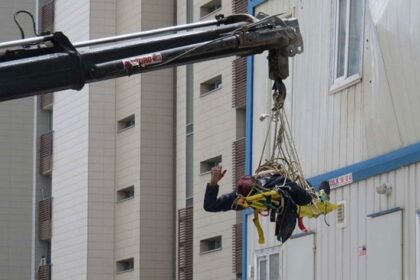 Vinç konteynerin üzerine düştü: 1 işçi yaralı 23