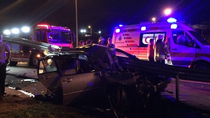 Bariyere saplanan otomobilde feci son: Anne ve bebeği öldü 9