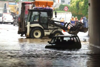 Yağmur yağdı böyle oldu: 1 araç mahsur kaldı 20