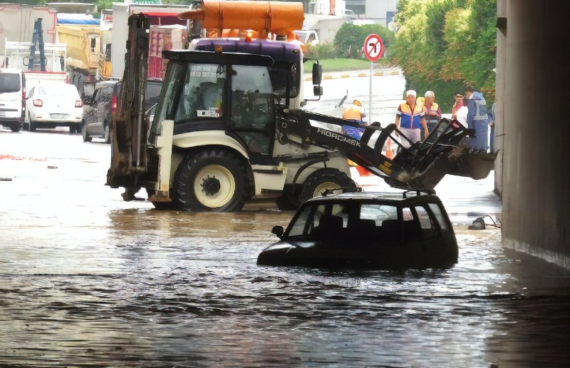 Yağmur yağdı böyle oldu: 1 araç mahsur kaldı 11