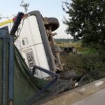 Kontrolden çıkan minibüs askeri bölgeye girdi: 2 yaralı 13