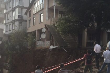 Çökme riski olan bina boşaltıldı 21