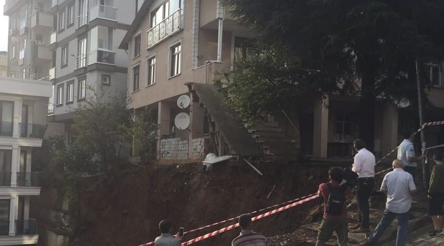 Çökme riski olan bina boşaltıldı 11