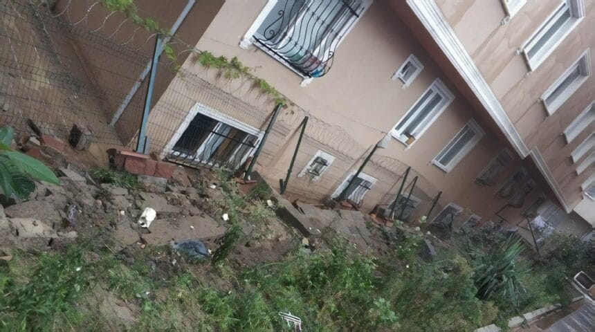 Aşırı yağmur nedeniyle bahçe duvarı çöktü: 1 yaralı 11
