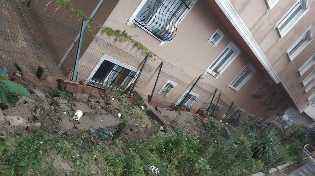Aşırı yağmur nedeniyle bahçe duvarı çöktü: 1 yaralı 20 Aşırı yağmur nedeniyle bahçe duvarı çöktü: 1 yaralı 5