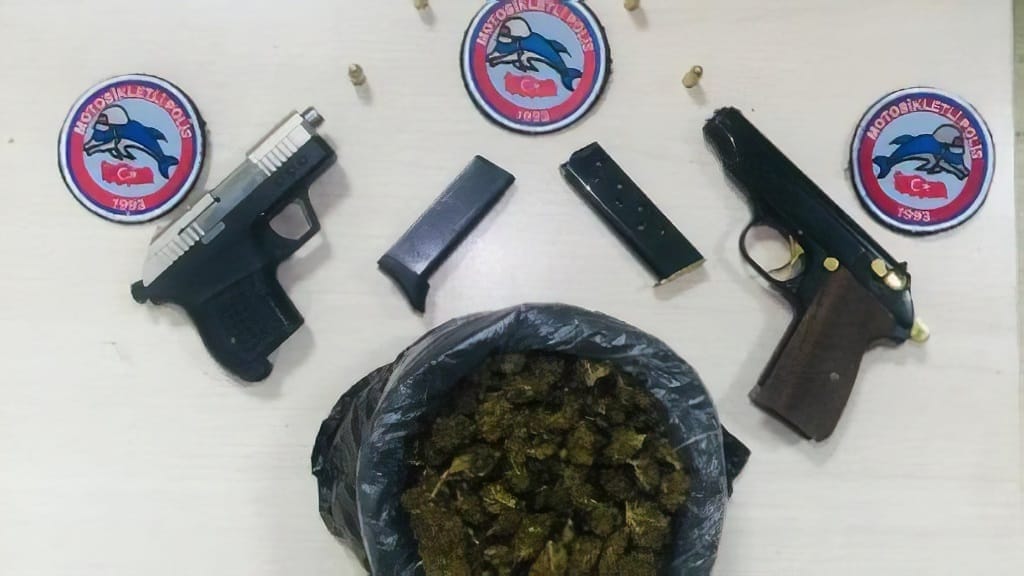 Uyuşturucu tacirlerinden polise ilginç teklif 20 Uyuşturucu tacirlerinden polise ilginç teklif 7