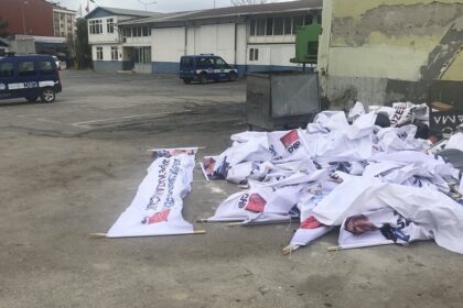 CHP'li aday adayının pankartları akşam asıldı, sabah söküldü 24